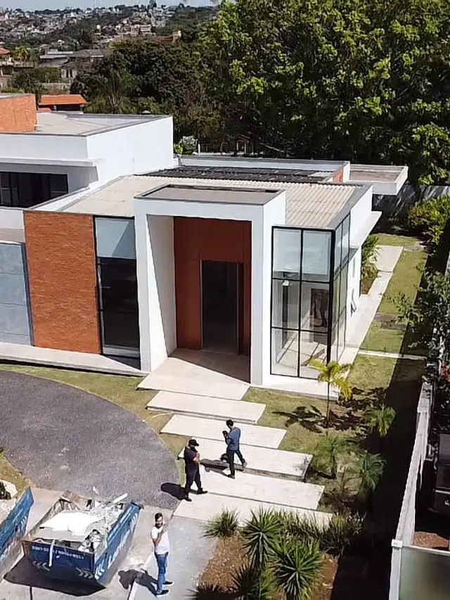Casa de alto padrão construída pela MKL, vista do acesso