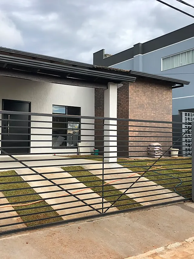 Fachada de casa entregue pela MKL, com portão e calçada