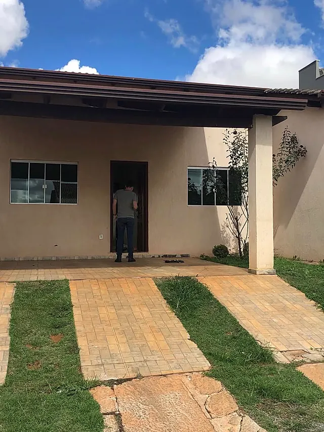 Casa entregue pela MKL, com varanda e jardim frontal
