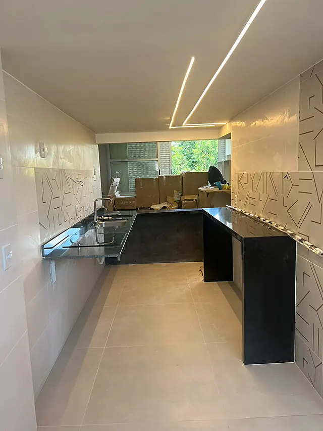 Cozinha com painel e iluminação embutida