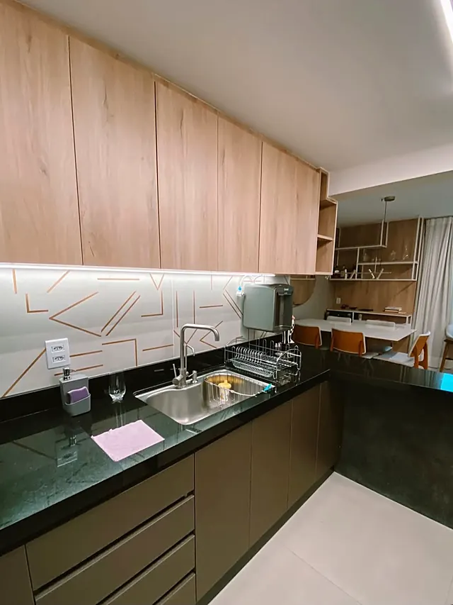 Cozinha com marcenaria sob medida e bancada