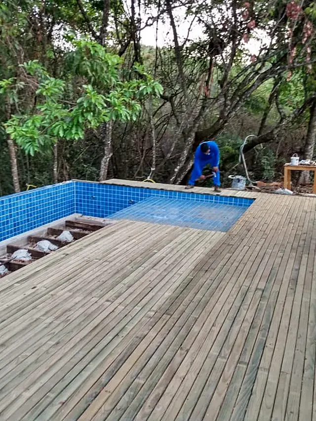 Piscina com deck de madeira executada pela MKL