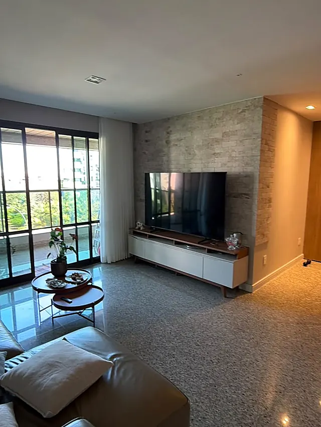 Sala de estar acabada, com revestimento e marcenaria